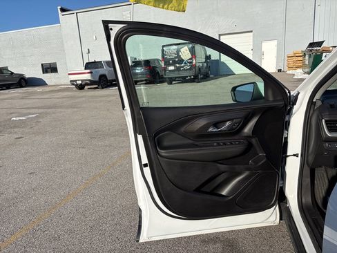 Used 2024 GMC Terrain SLE image 28