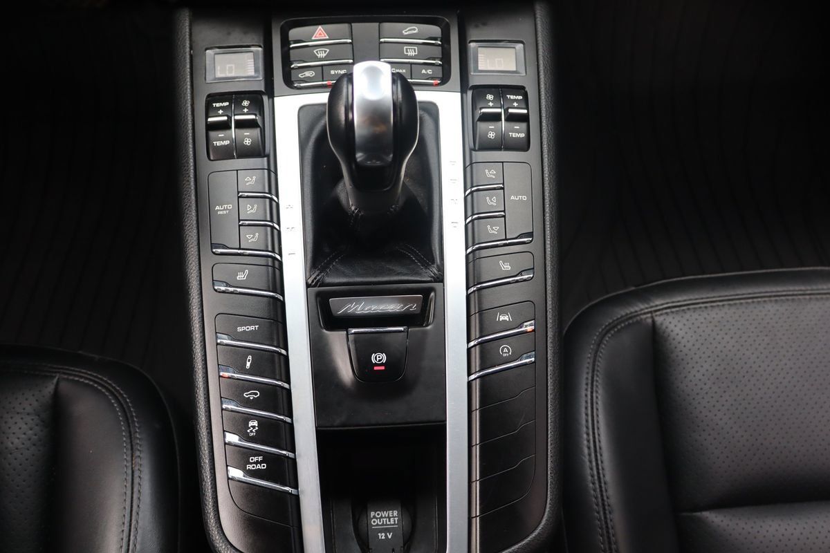 Used 2020 Porsche Macan AWD/4WD image 22
