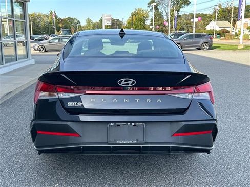 Certified 2025 Hyundai Elantra Sport w/ Cargo Package image 4