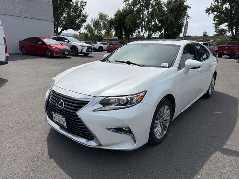 Used 2016 Lexus ES 350 w/ Accessory Package FWD image 3