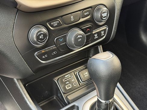Used 2016 Jeep Cherokee Latitude w/ Cold Weather Group FWD image 12