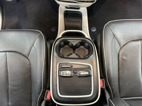 Used 2020 Chrysler Pacifica Limited FWD image 28