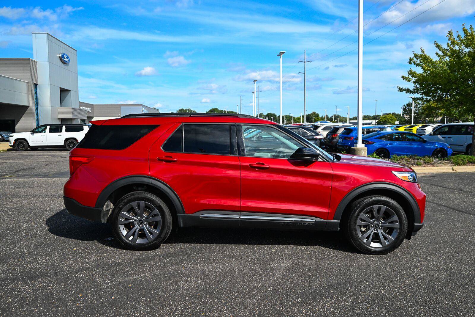 Certified 2024 Ford Explorer XLT AWD/4WD image 3