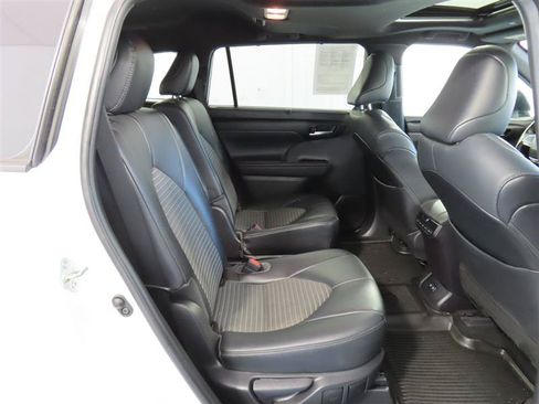 Used 2021 Toyota Highlander XSE FWD image 38