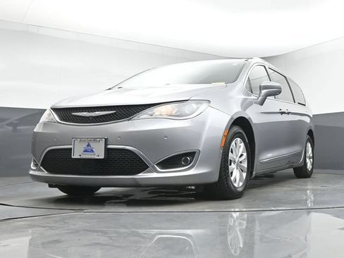 Used 2018 Chrysler Pacifica Touring-L w/ Advanced Safetytec Group FWD image 12