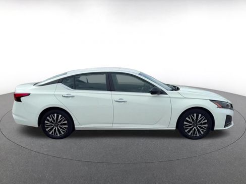 Used 2025 Nissan Altima 2.5 SV FWD image 13