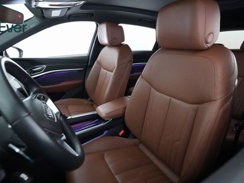 Used 2021 Audi e-tron Prestige w/ Prestige Package image 7
