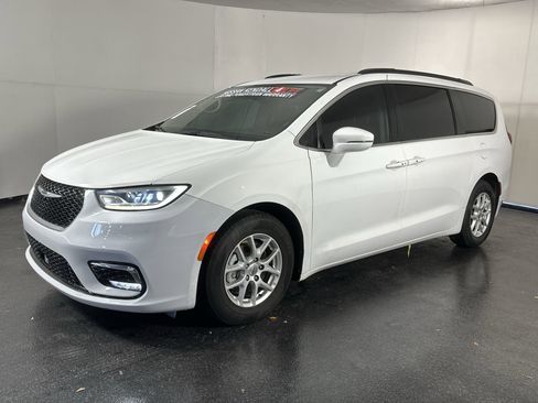 Used 2022 Chrysler Pacifica Touring-L image 6