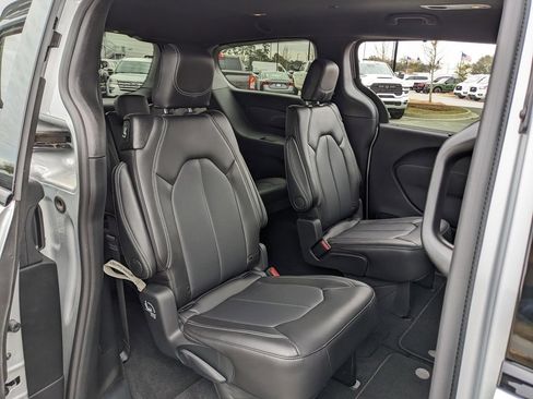 Certified 2026 Chrysler Pacifica Select w/ S Appearance Package image 46