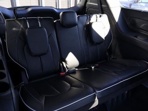 Used 2025 Chrysler Pacifica Limited image 12