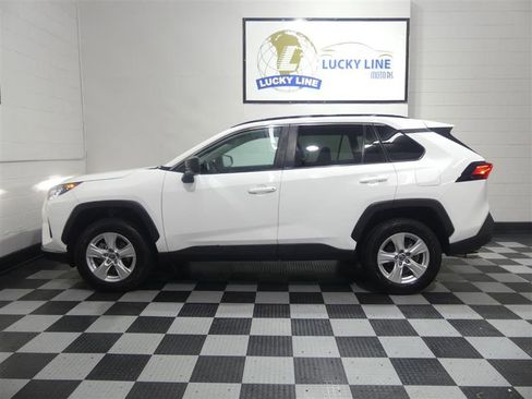 Used 2021 Toyota RAV4 LE image 7