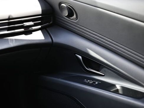 Used 2025 Hyundai Elantra Limited FWD image 22