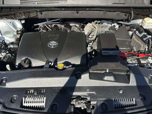 Used 2017 Toyota Highlander SE w/ Carpet Mat Package AWD/4WD image 27
