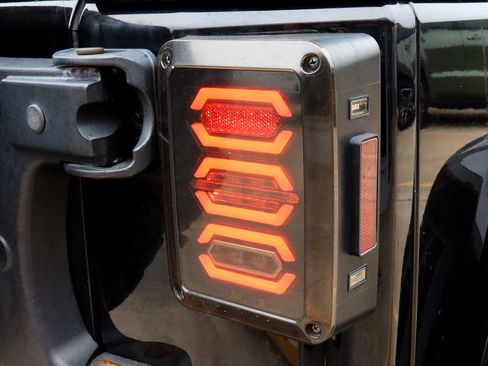 Used 2017 Jeep Wrangler Unlimited Rubicon image 17