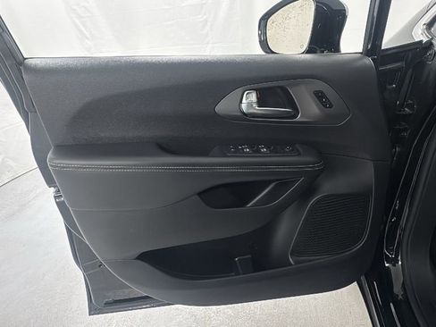 Used 2025 Chrysler Pacifica Select FWD image 21