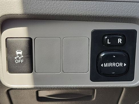 Used 2013 Toyota Corolla LE FWD image 17