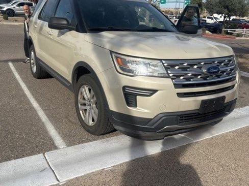 Used 2018 Ford Explorer XLT image 11