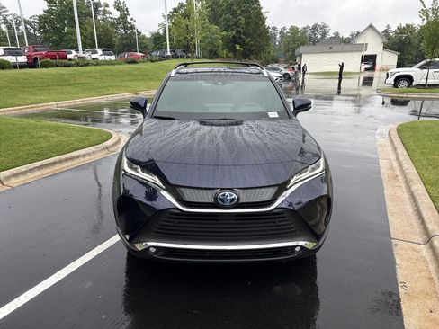 Used 2024 Toyota Venza XLE AWD/4WD image 3