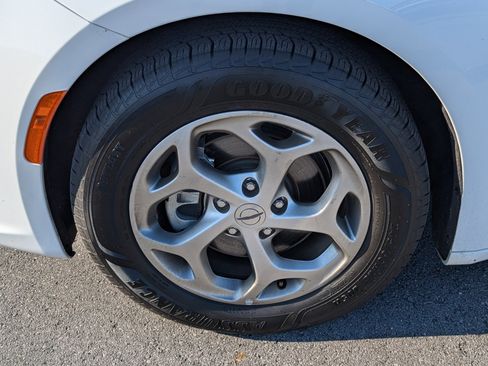 Used 2024 Chrysler Pacifica Limited image 31