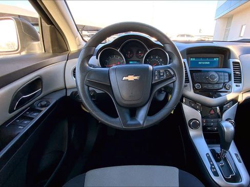 Used 2014 Chevrolet Cruze LS image 6