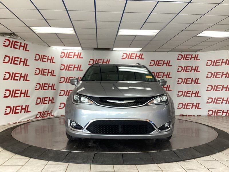 Used 2019 Chrysler Pacifica Touring-L Plus FWD image 2
