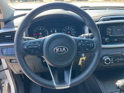 Used 2017 Kia Sorento LX image 15