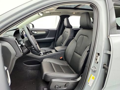 Certified 2025 Volvo XC40 B5 Plus AWD/4WD image 17