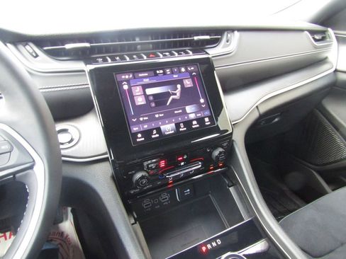 Used 2024 Jeep Grand Cherokee L Laredo image 30