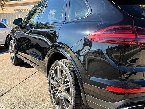 Used 2018 Porsche Cayenne Platinum Edition w/ Premium Package AWD/4WD image 23