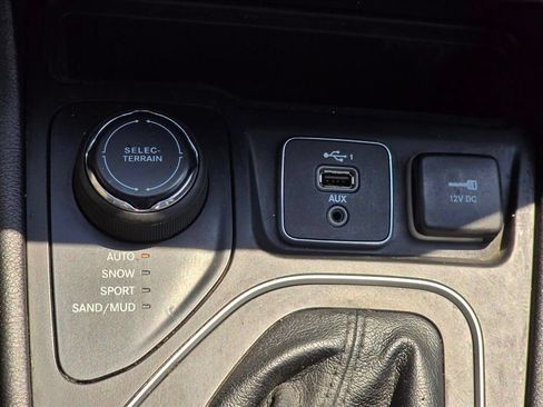 Used 2021 Jeep Cherokee Latitude Lux w/ Comfort/Convenience Group AWD/4WD image 19