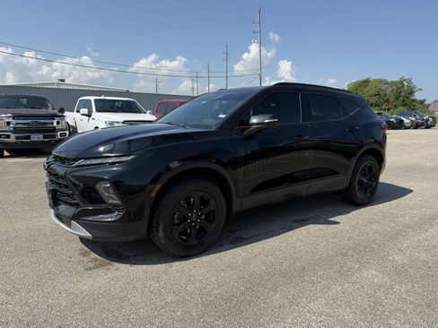 Used 2024 Chevrolet Blazer LT w/ Sound & Technology Package FWD image 4