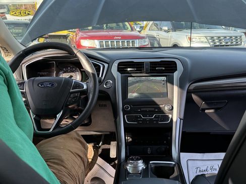 Used 2017 Ford Fusion SE w/ Fusion SE Technology Package image 13