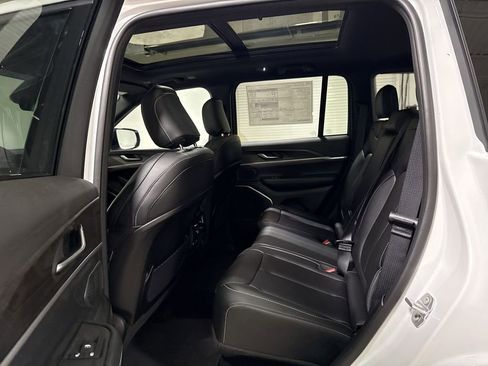 New 2026 Jeep Grand Cherokee Limited w/ Limited Altitude Package AWD/4WD image 24