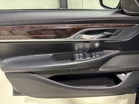 Used 2022 BMW 750i xDrive w/ Luxury Rear Seating Package image 15