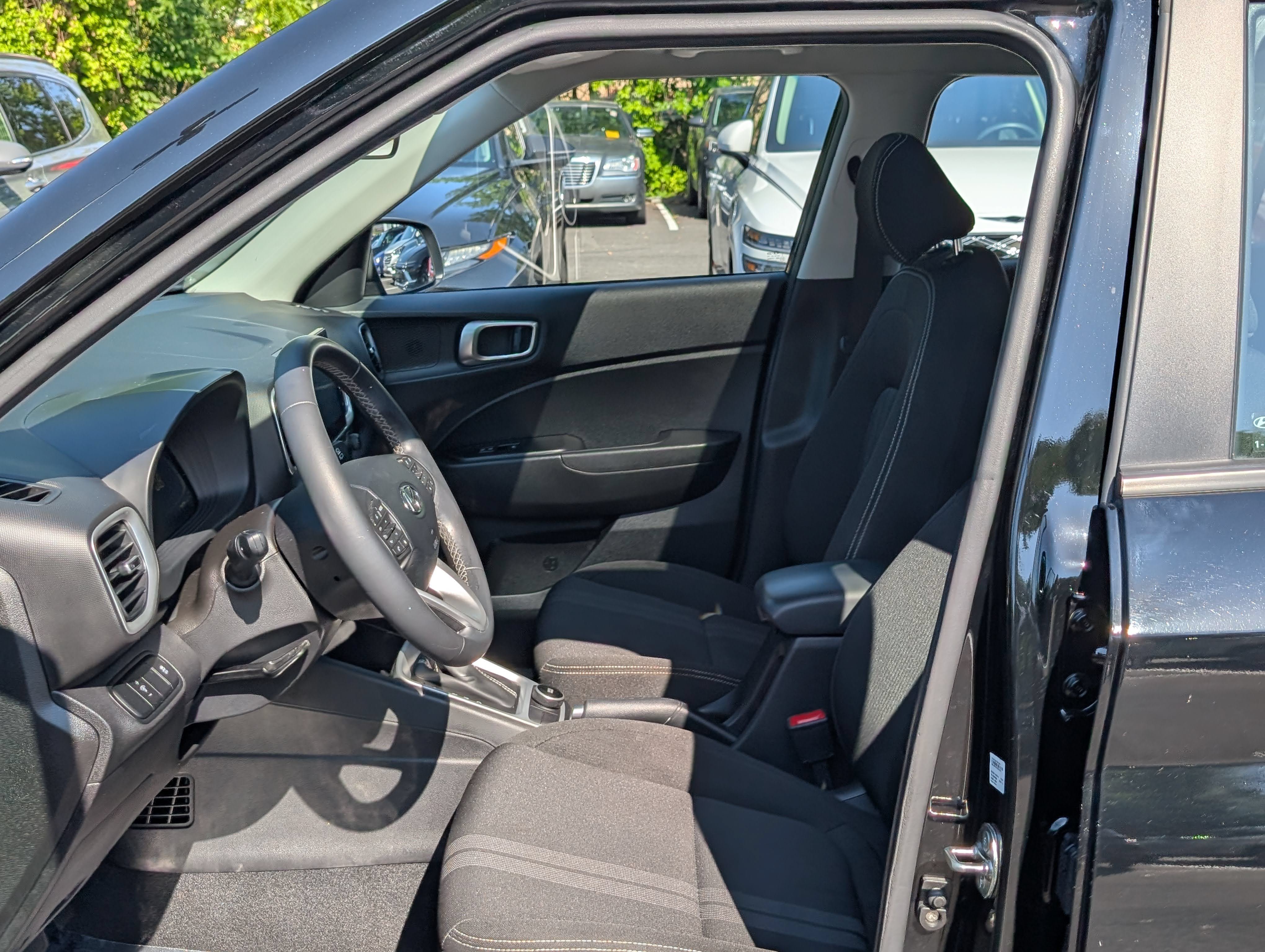 Used 2024 Hyundai Venue SEL FWD image 17