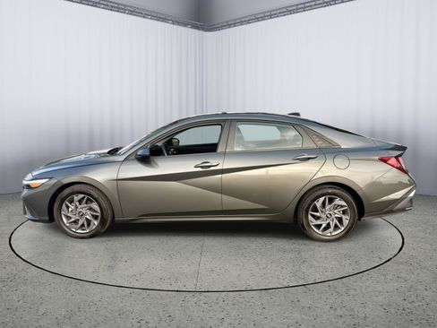 Used 2024 Hyundai Elantra SEL FWD image 3