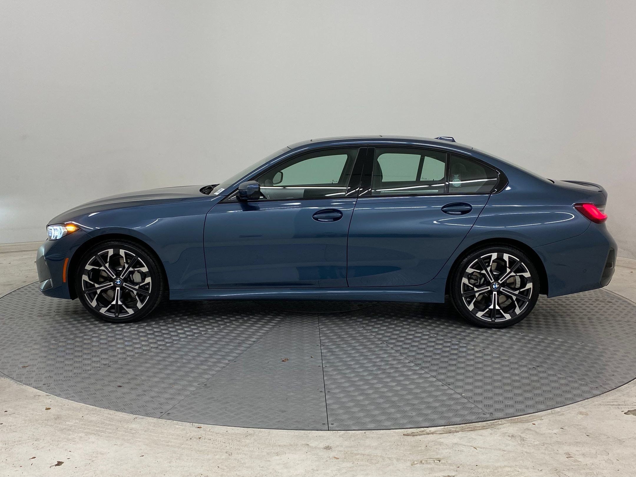 Used 2026 BMW 330i xDrive Sedan w/ M Sport Package AWD/4WD image 2