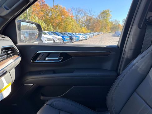 New 2025 Chevrolet Suburban High Country image 43