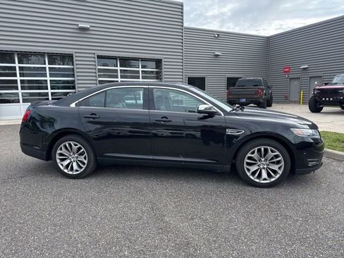 Used 2017 Ford Taurus Limited w/ Driver Assist Package FWD image 3