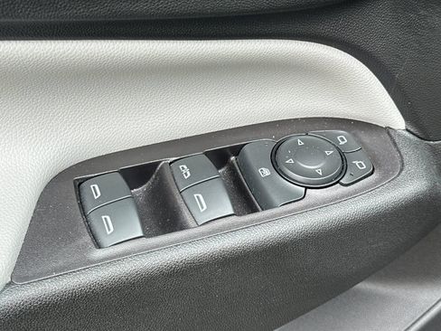 Used 2020 Chevrolet Equinox LS FWD image 12