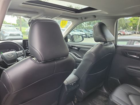 Used 2022 Toyota Highlander XLE FWD image 17