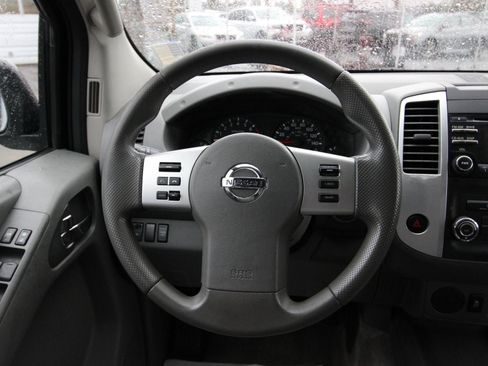 Used 2014 Nissan Frontier SV image 13