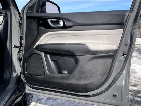 Used 2024 Jeep Compass Limited image 11