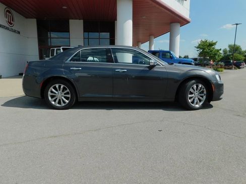 Used 2019 Chrysler 300 Limited w/ Safetytec Plus Group image 10