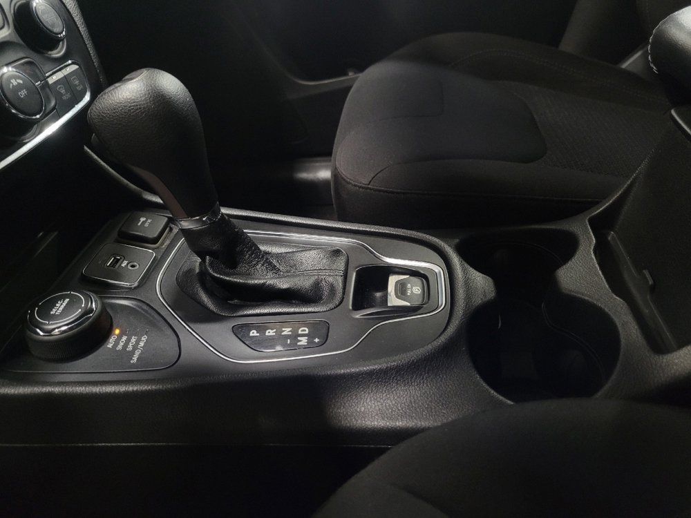 Used 2020 Jeep Cherokee Latitude AWD/4WD image 26