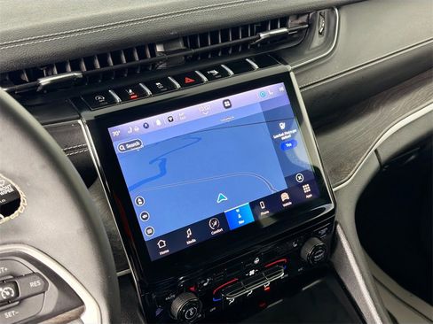 Used 2023 Jeep Grand Cherokee Limited image 13