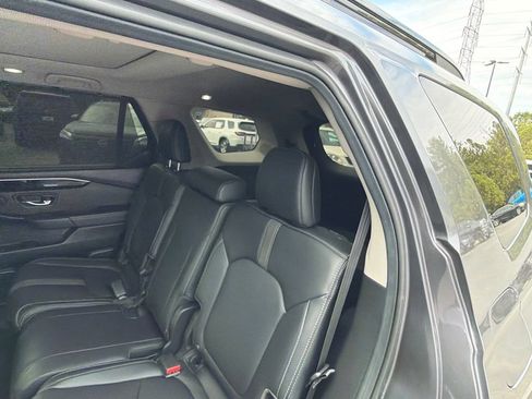 Used 2025 Honda Pilot Touring image 8