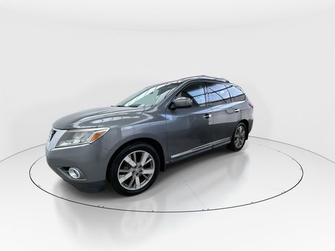 Used 2016 Nissan Pathfinder Platinum w/ Family Entertainment Package image 4