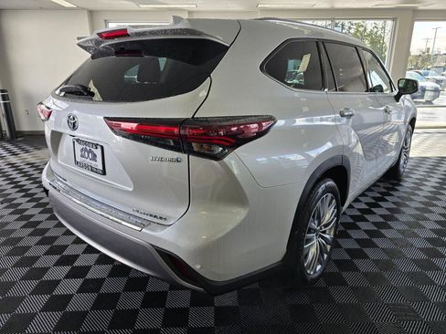 Used 2024 Toyota Highlander Platinum image 3