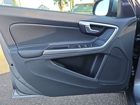 Used 2017 Volvo S60 T5 Inscription image 9